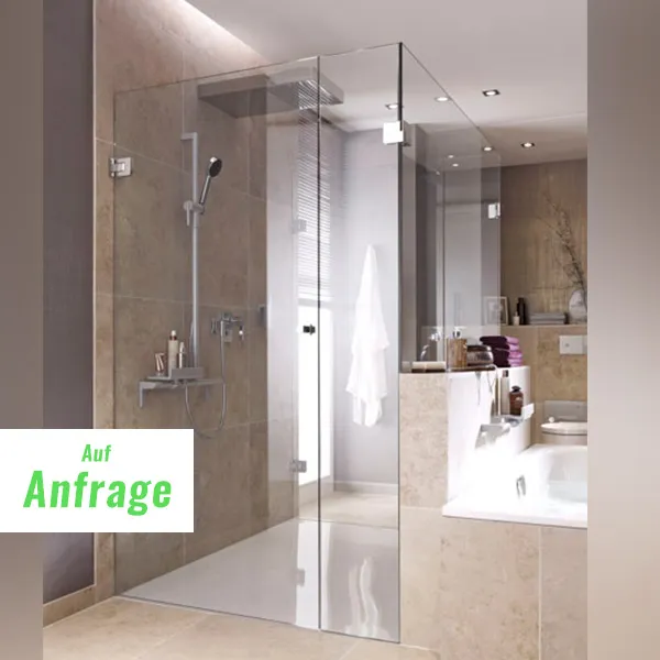 Modernes Badezimmer mit einer Dusche aus Glas Wuppertal, beige gefliesten Wänden, einer Regendusche, einer Handbrause, Regalen mit Handtüchern und einer Badewanne neben der Dusche. Der deutsche Text Auf Anfrage ist überlagert.