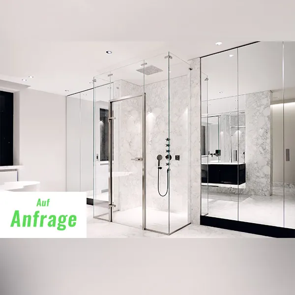 Ein modernes Badezimmer mit Marmorwänden, einer Glasdusche, wandmontierten Armaturen, großen Spiegeln und minimalistischem Design. In der Ecke hängt ein grün-weißes Etikett mit der Aufschrift Auf Anfrage.