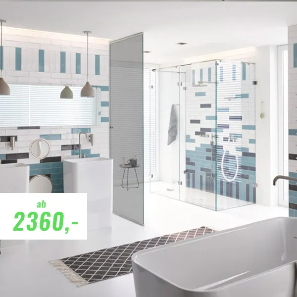 Modernes Badezimmer mit freistehender Badewanne, Doppelwaschbecken, Glasdusche und blau-weißen geometrischen Wandfliesen. Auf dem Preisschild steht im Vordergrund "ab 2360,-".