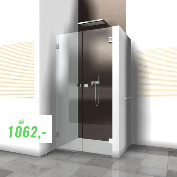 Moderne Glasdusche mit Regendusche, montiert an einer dunklen Holz-Akzentwand und umgeben von weißen Fliesen; Preisschild auf Deutsch ab 1062,-.
