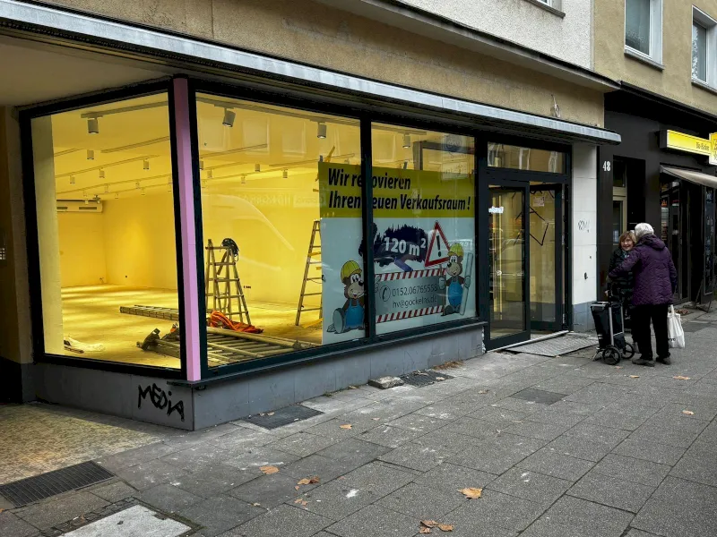 Modernes Bad in Erkrath mit Glasfensterscheiben, einer gläsernen Dusche, Marmorwänden und -böden, Spiegeln und minimalistischen Armaturen. Der Raum ist hell, schlicht und offen und vermittelt ein sauberes, luxuriöses Gefühl.