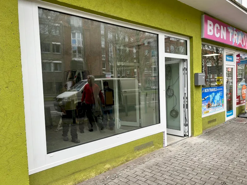 Modernes Bad in Erkrath mit Glasfensterscheiben, einer gläsernen Dusche, Marmorwänden und -böden, Spiegeln und minimalistischen Armaturen. Der Raum ist hell, schlicht und offen und vermittelt ein sauberes, luxuriöses Gefühl.